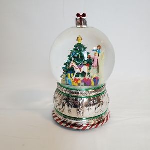 Wallace Musical Christmas Snow Globe  Plays We Wish You A Merry Christmas